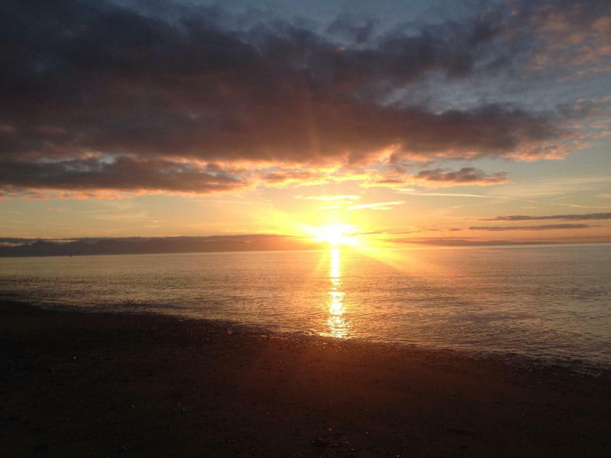 Stunning Beach Front House - Sleeps 6 Pwllheli Zewnętrze zdjęcie